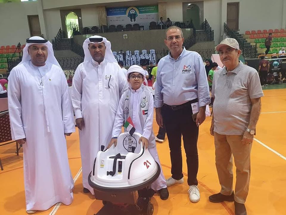 جانبٌ من بطولةٍ عربيّة — وفدُ الإمارات مع فريق FIRST