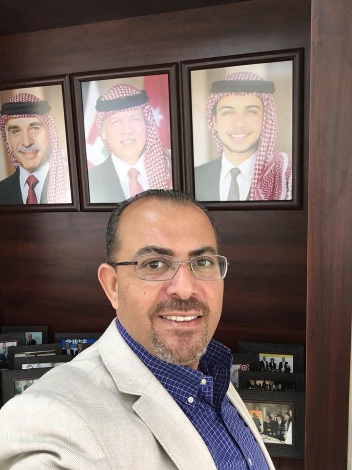 من المكتب — تحت صور القيادة الهاشميّة
