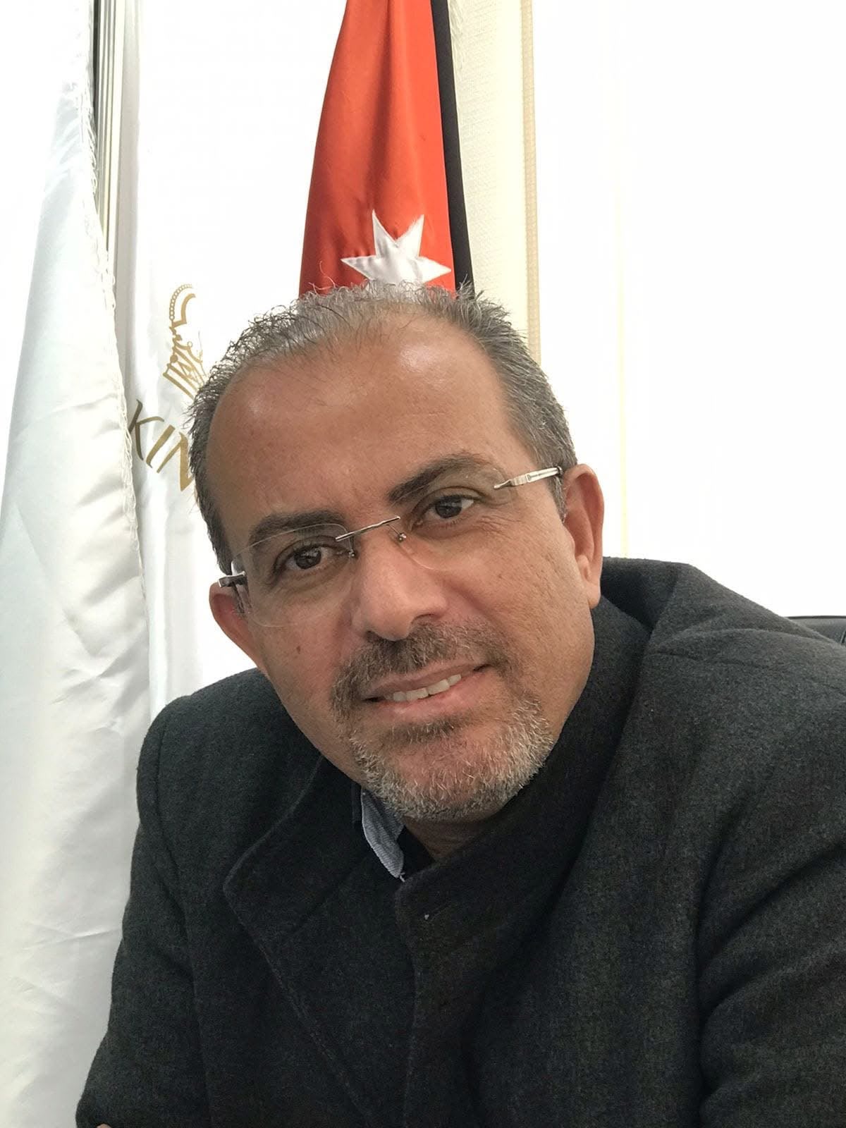 لحظةُ عملٍ هادئة — تحت العَلَم الأردنيّ