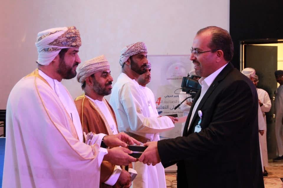 تكريم شيوخ عُمان — الملتقى الدولي للتعليم