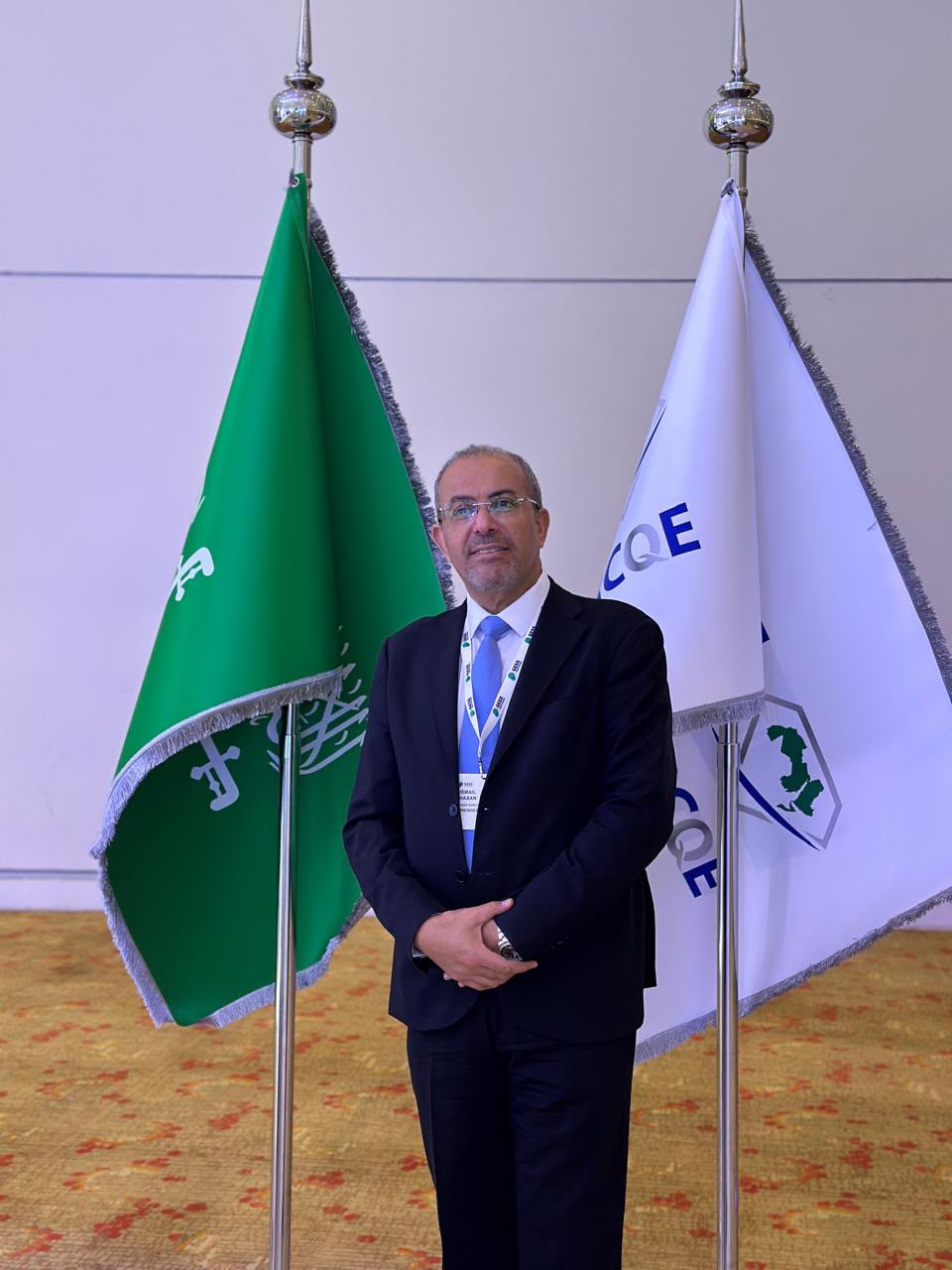 بين علمَي المملكة العربية السعودية و RCQE
