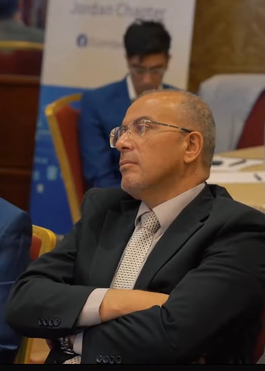 لحظةُ إصغاءٍ في القاعة