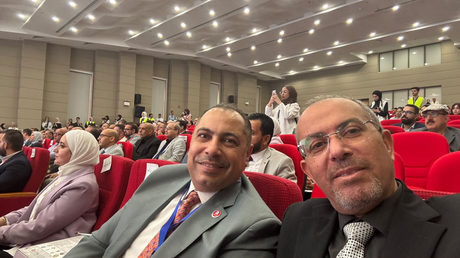 لحظةٌ جانبيّة من قاعة المؤتمر
