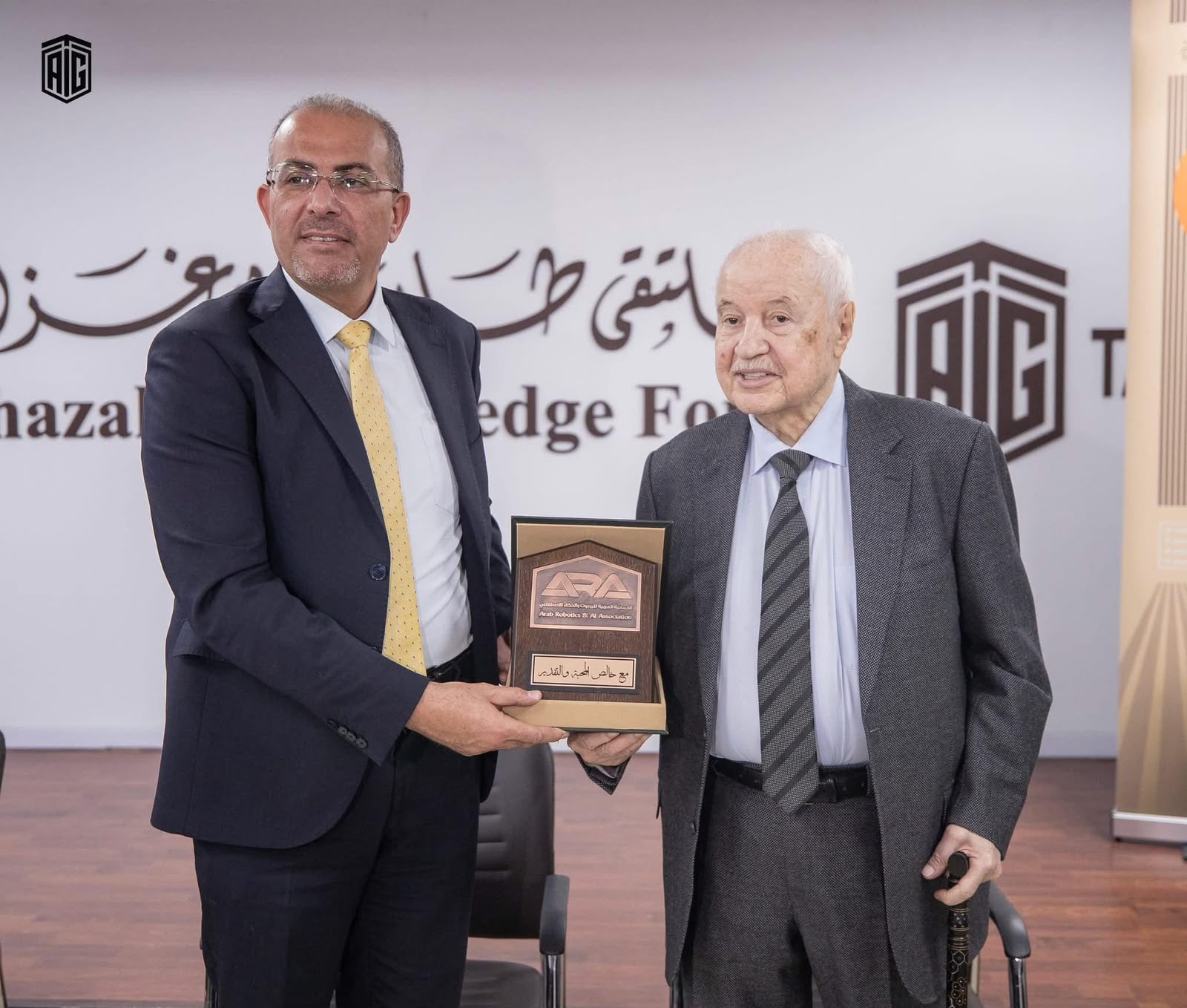 تكريمٌ من معالي د. طلال أبو‑غزالة — ملتقى أبو‑غزالة المعرفي