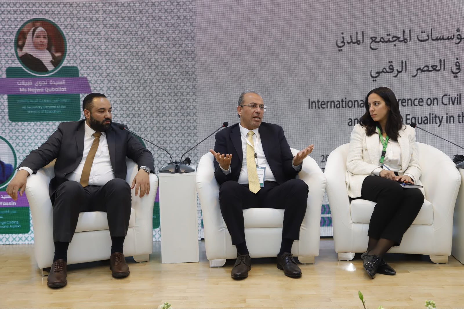 قاعةٌ ممتلئة — جمهورٌ يتفاعل مع الكلمة