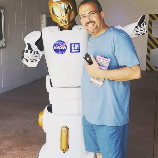 مع روبوت NASA/GM Robonaut — مركز كينيدي للفضاء