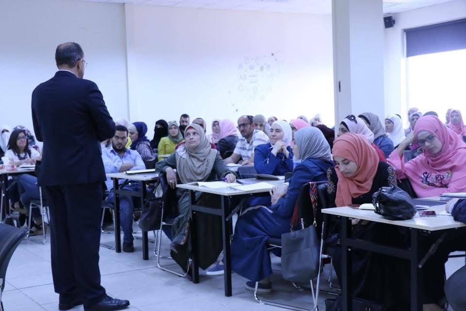 لقاءٌ تدريبيّ مع المعلمات — قاعة التدريب